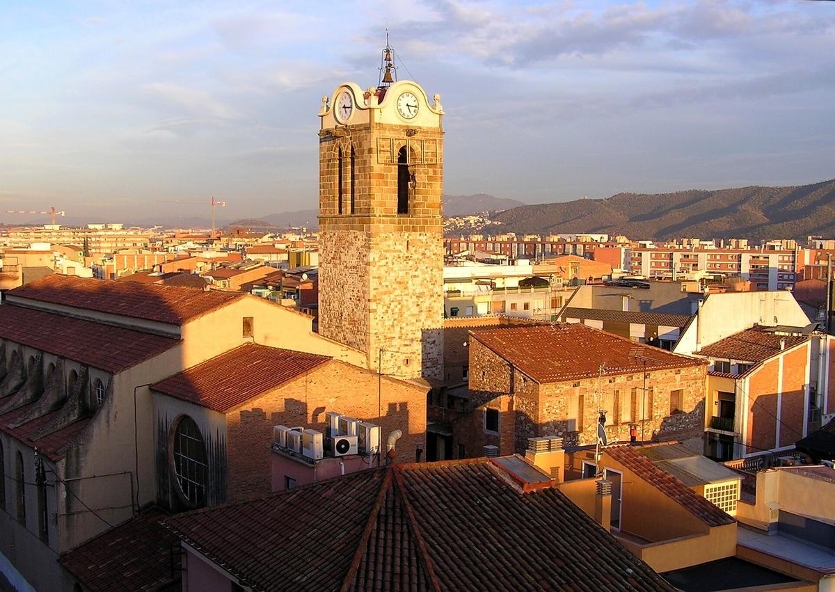 Mollet del Vallès, vista del campanario y de los edificios cercanos.