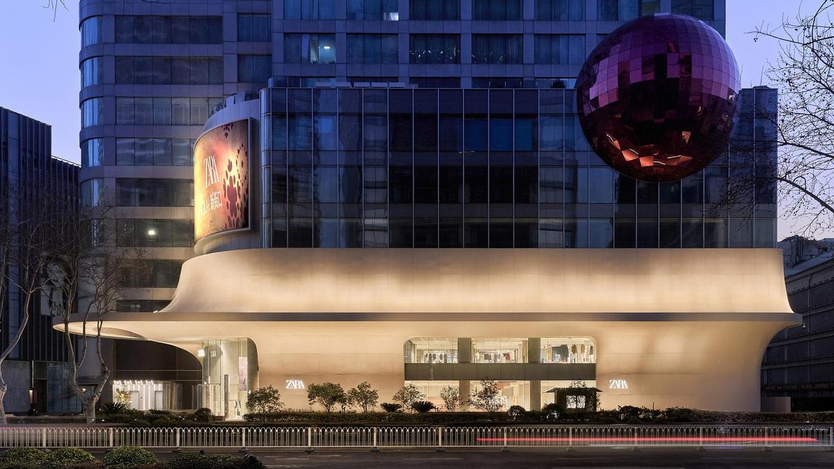 En marzo de 2025, Zara abrió en China su 'flagship' más digital, en Nanjing, en el distrito de Xinjiekou.