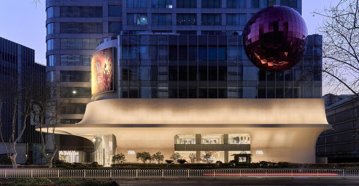En marzo de 2025, Zara abrió en China su 'flagship' más digital, en Nanjing, en el distrito de Xinjiekou.