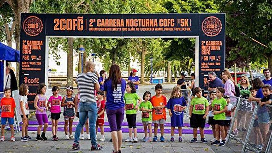 Salida de la carrera nocturna en la categoría infantil, en O Burgo.