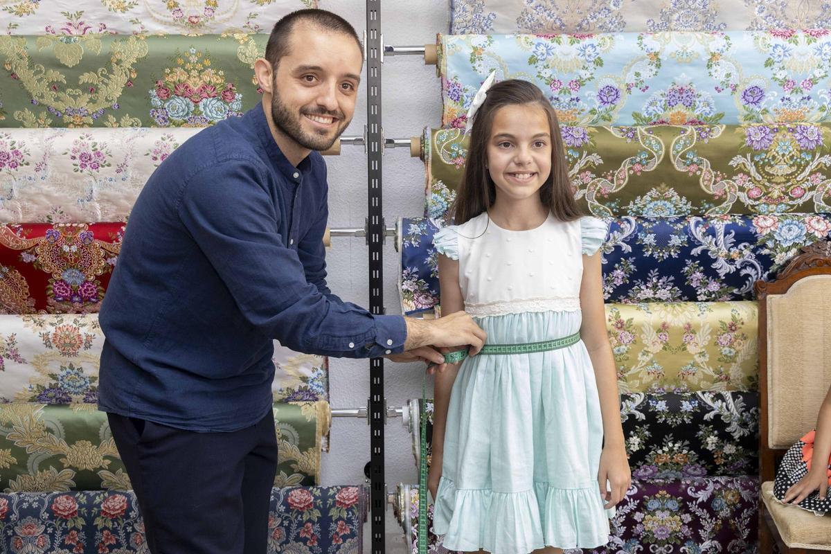 Tradición a medida: la Bellea del Foc Infantil y sus damas inician el camino hacia sus trajes oficiales