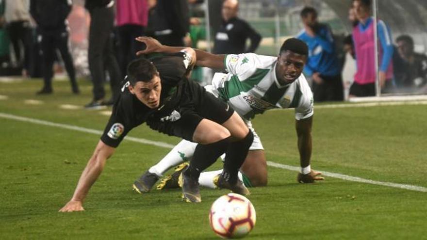 Ricca, disputando un balón en un partido ante el Córdoba.