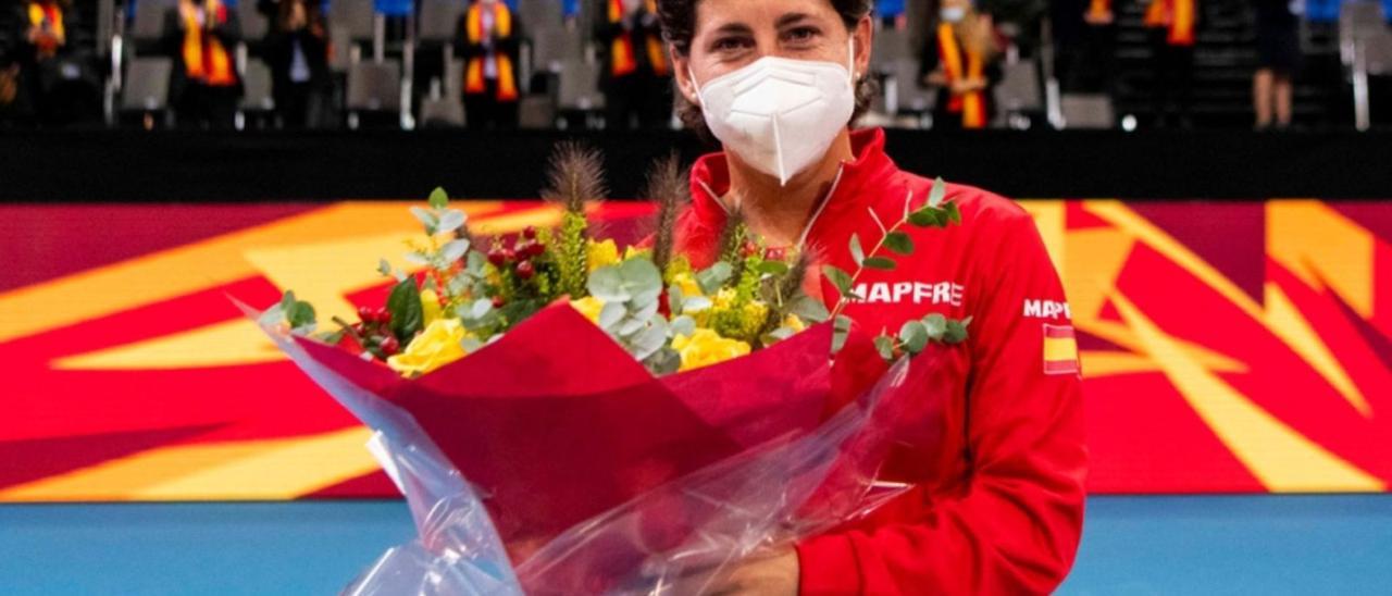 Carla Suárez, en Praga, tras el homenaje que recibió por parte del equipo nacional y de la Billie Jean King Cup. | | RFET