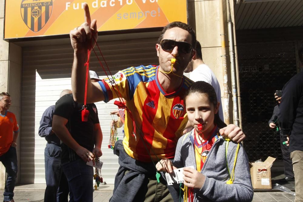 Pitos y cervezas antes del Valencia - Sporting