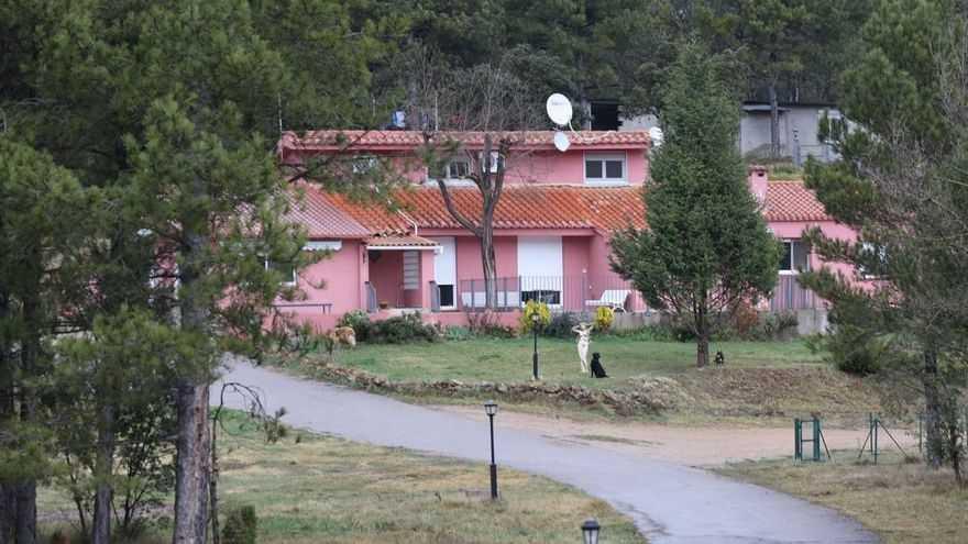 Exterior de la masia de Vistabella on operava la secta