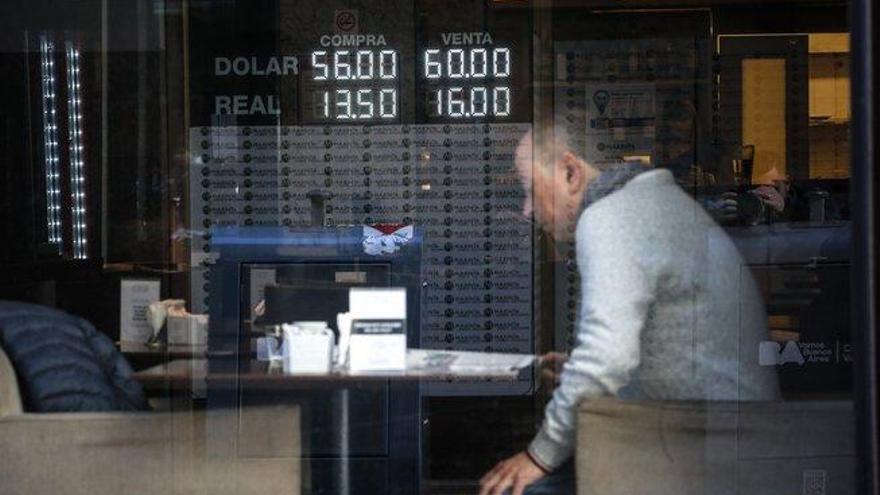 El Banco Central argentino endurece restricciones cambiarias tras la victoria de Fernández