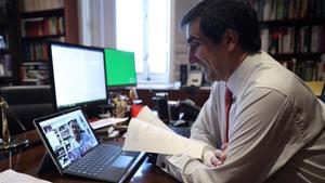 El magistrado del Supremo Antonio del Moral durante la deliberación por videoconferencia con sus compañeros de la primera sentencia de niños robados.