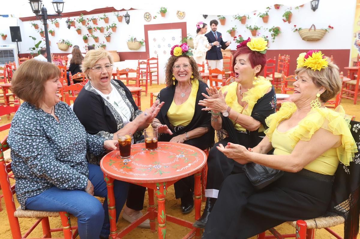 Mujeres cantando y tocando las palmas en el patio galardonado con un premio de la caseta de PTV.