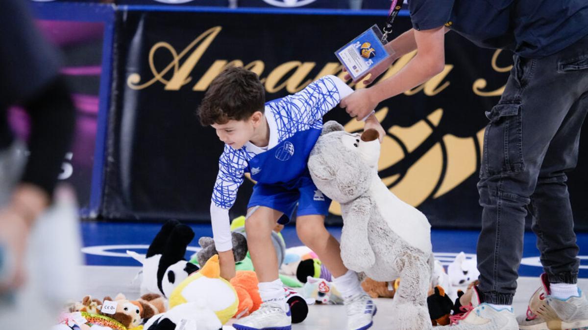 Compromiso Granca recoge más de 600 peluches gracias a la solidaridad de la marea amarilla