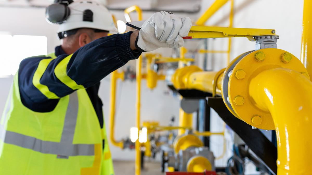 Un operario de Redexis controla el flujo de gas.