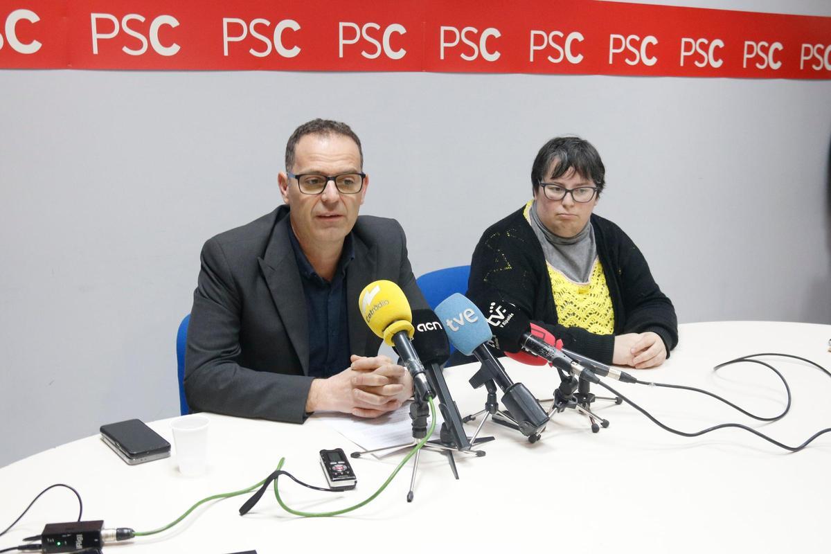 Foto arxiu dels dos regidors del PSC de Ripoll en una atenció als mitjans.