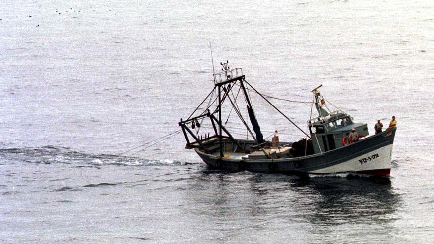 Arrastreros con motores ilegales esquilman el Mediterráneo