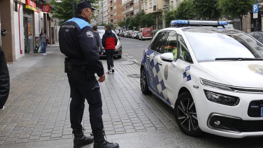 Una patrulla policial en Vigo. // R. G.