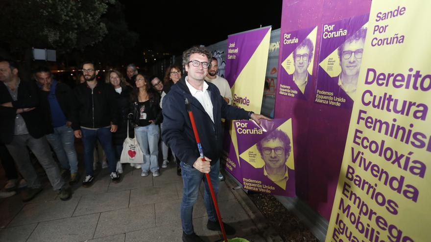 Arranca la campaña electoral: pegada de carteles de Por Coruña