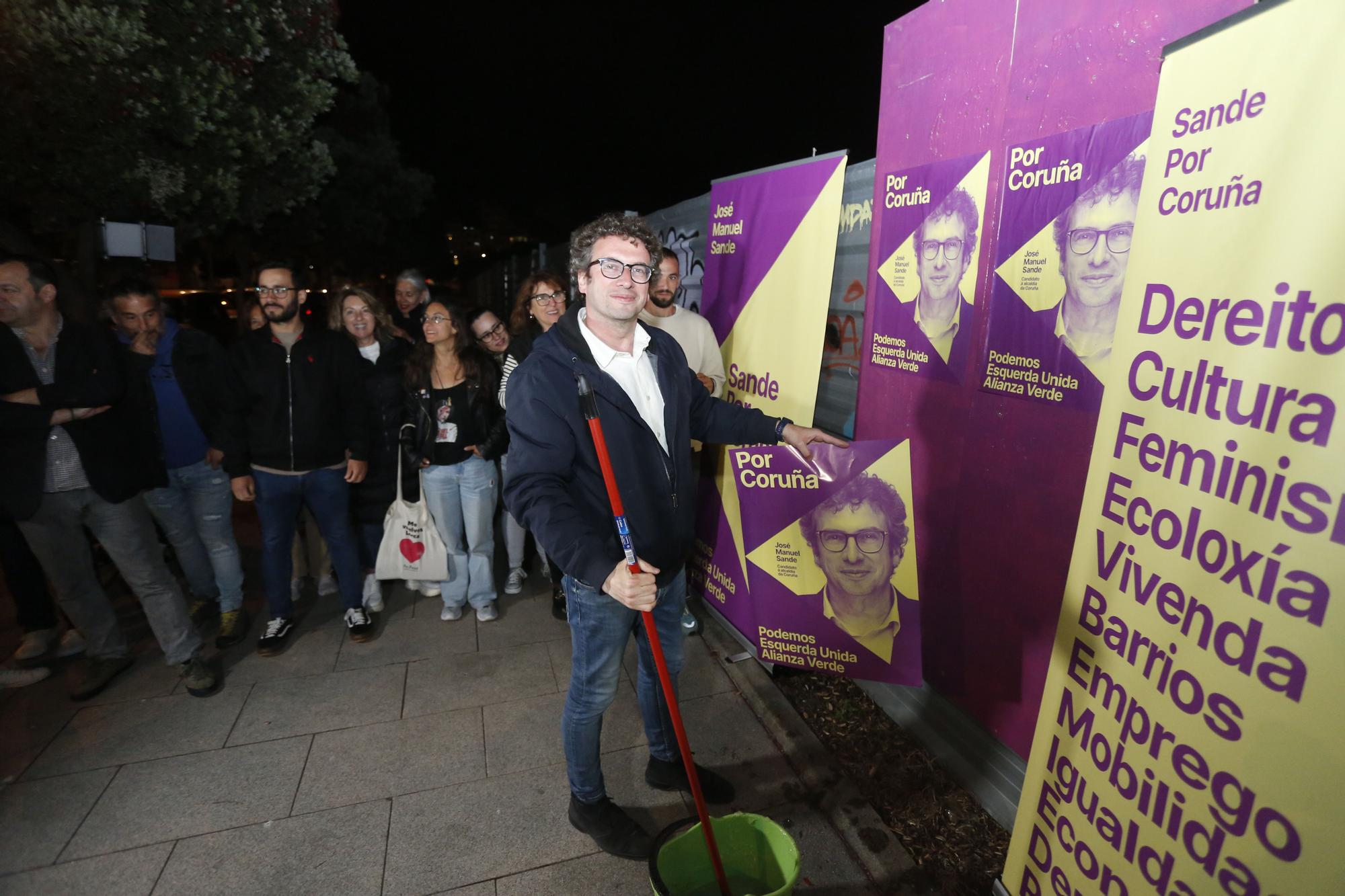 Arranca la campaña electoral: pegada de carteles de Por Coruña