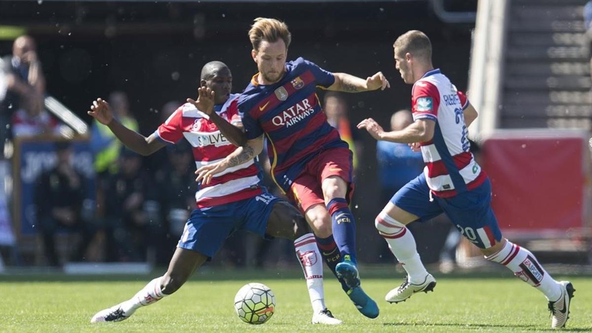 Rakitic, entre Doucoure y Pérez durante el  partido de Liga entre el Granada y el Barça.