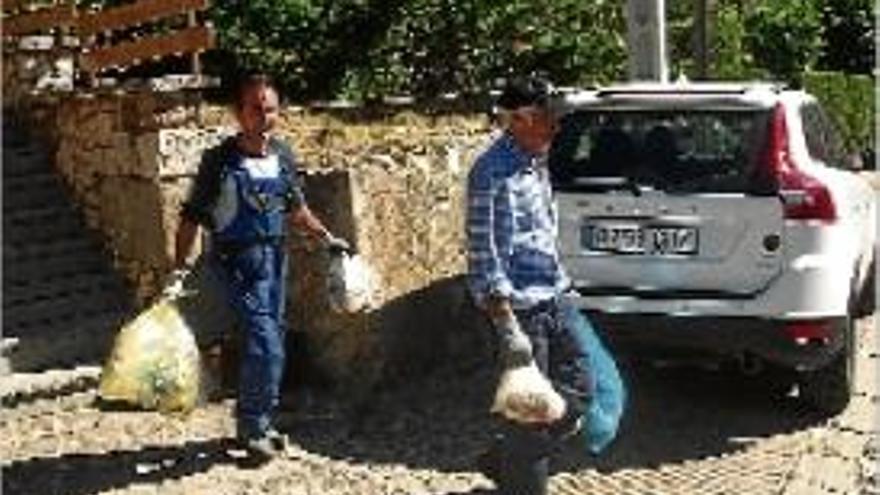 Treballadors recollint brossa porta a porta a Sant Llorenç de Morunys