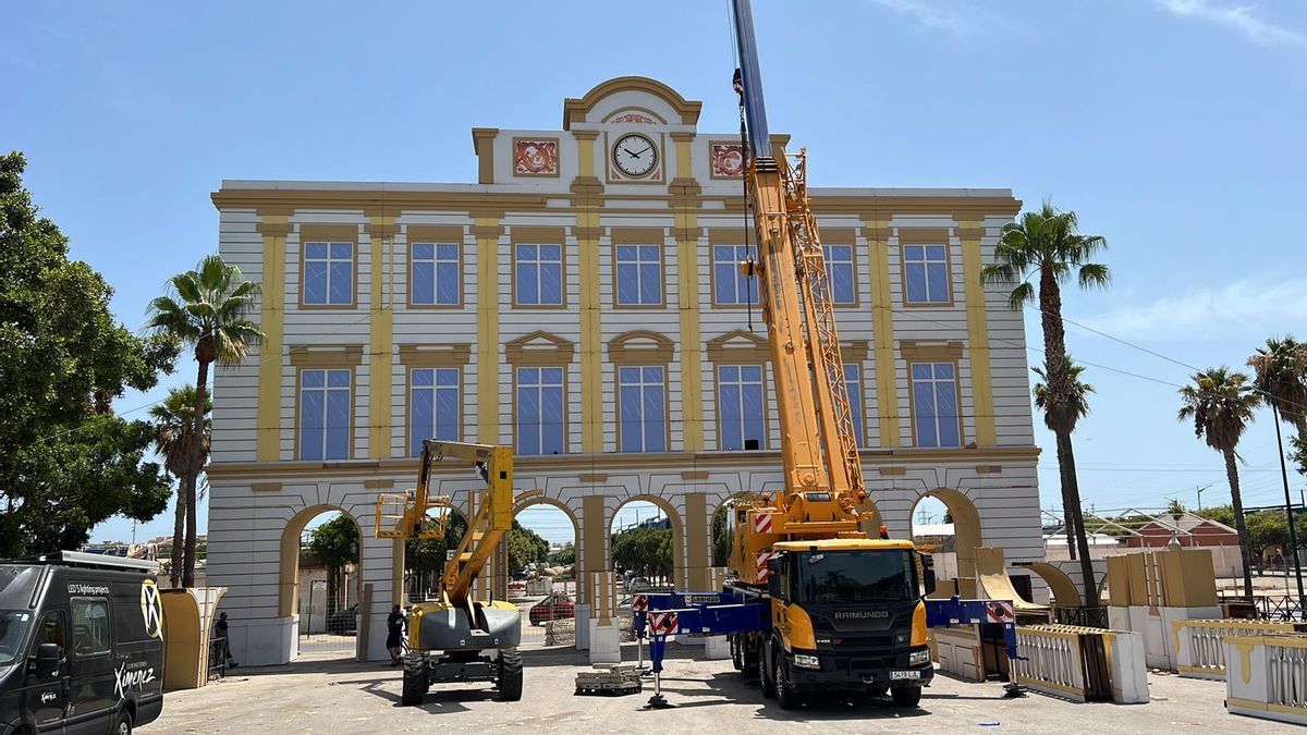 Operarios de Ximenez Group trabajando en los preparativos de la Feria de Málaga.