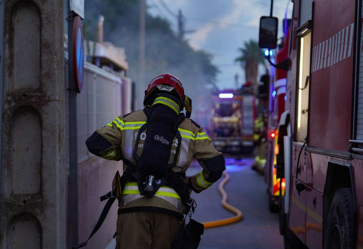 Un incendio quema un garaje lleno de motos en Puig d’en Valls