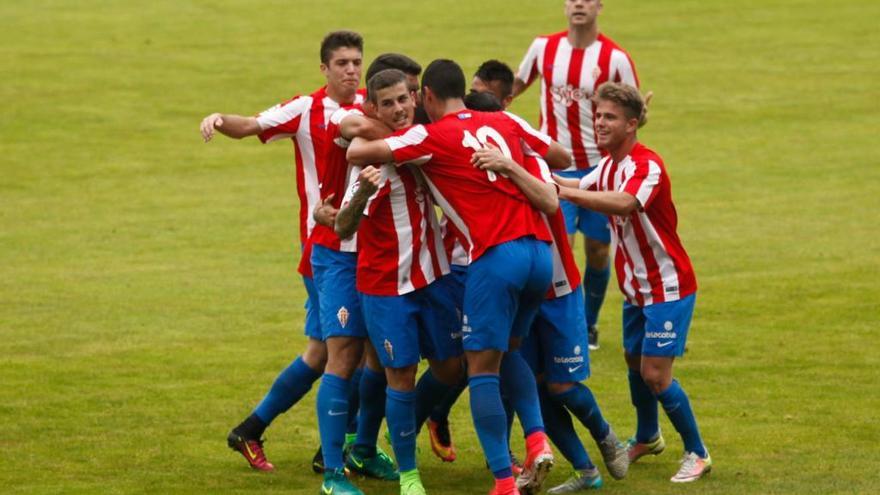 Los jugadores del Sporting B celebran su primer gol ante el Almería B.