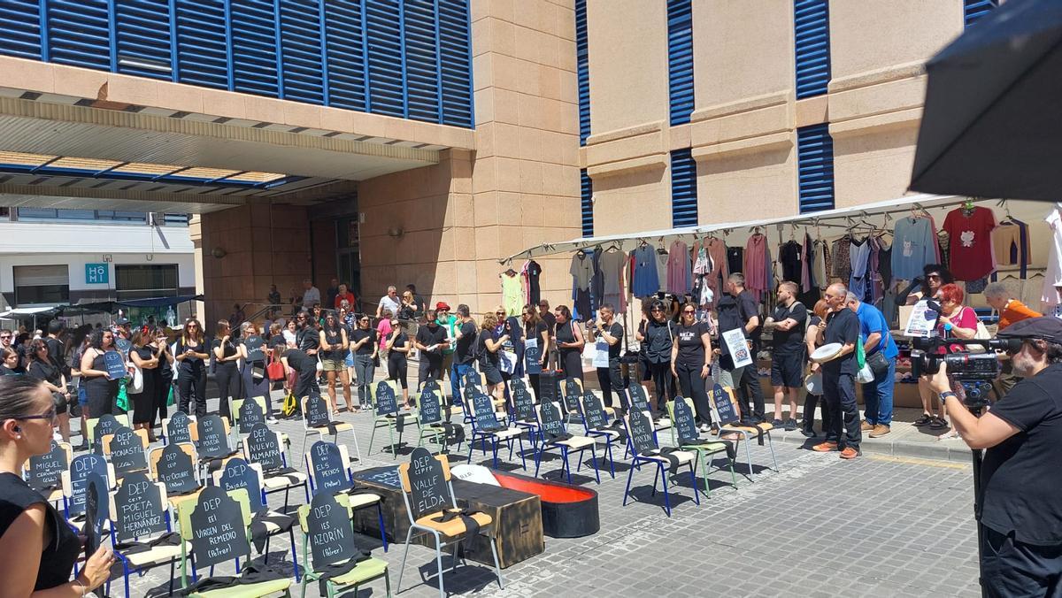 Las sillas con las lápidas de los 32 centros educativos de Elda y Petrer