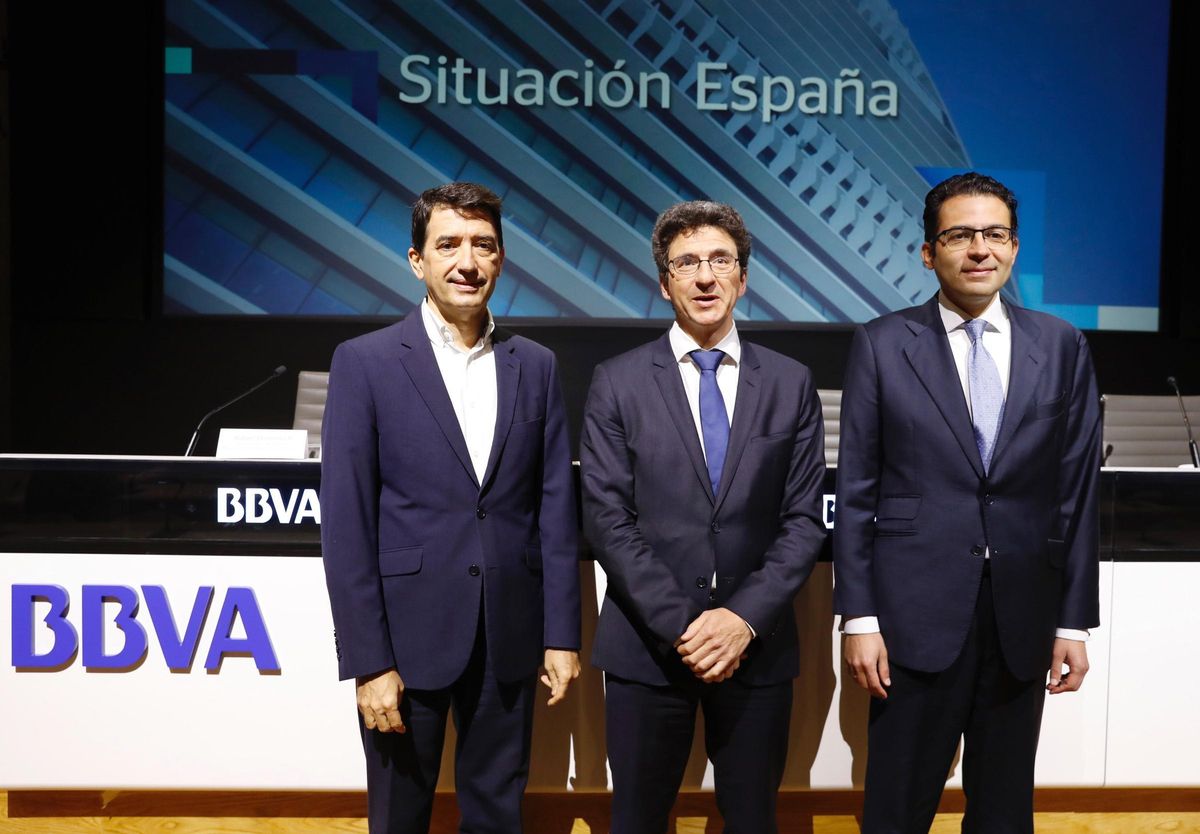 Los economistas Rafel Doménech, Jorge Sicilia y Miguel Cardoso, en una imagen de archivo.