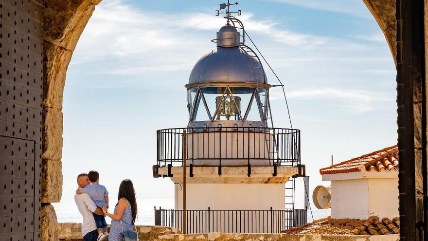 La edificación actual del faro data del 1892 y está situado junto a la entrada del castillo templario. 