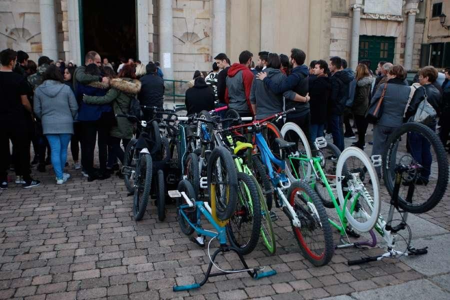 Respeto y homenaje en el funeral de los montañeros