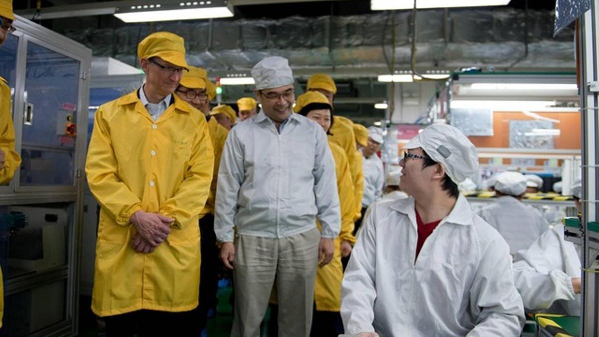 Tim Cook, durante su visita la nueva fábrica de Foxconn en Zhengzhou.