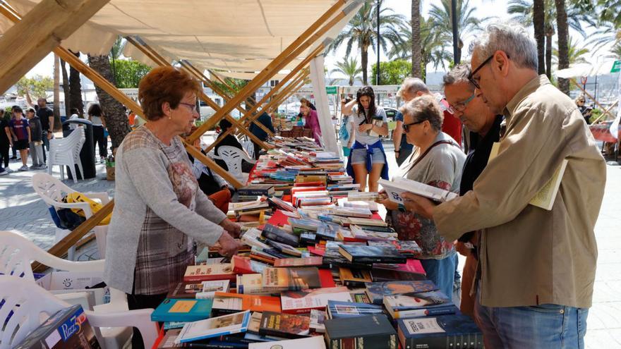 Los libros y las flores inundan Sant Antoni y Sant Llorenç este fin de semana