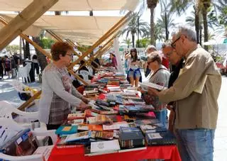 Los libros y las flores inundan Sant Antoni y Sant Llorenç este fin de semana