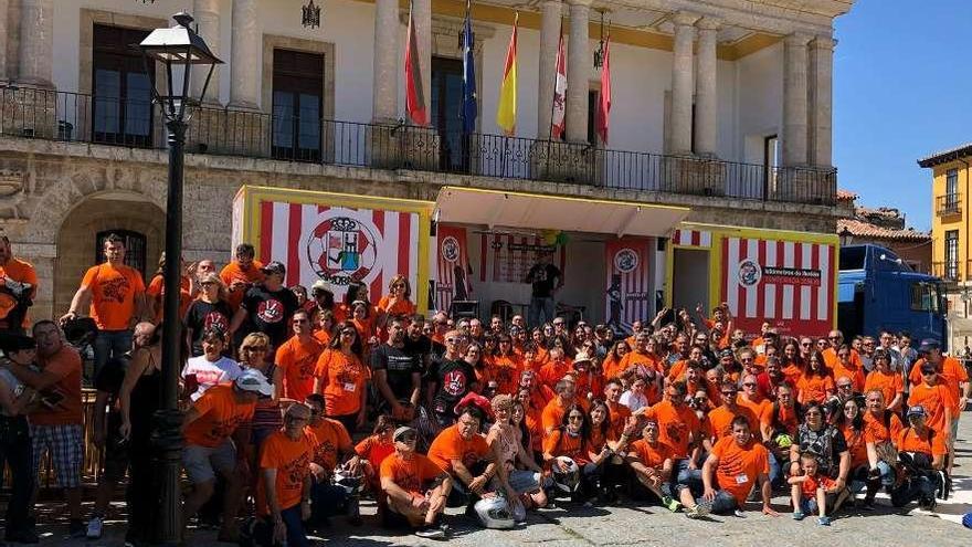 Asistentes a Kopleros en una foto de familia tomada en Toro.