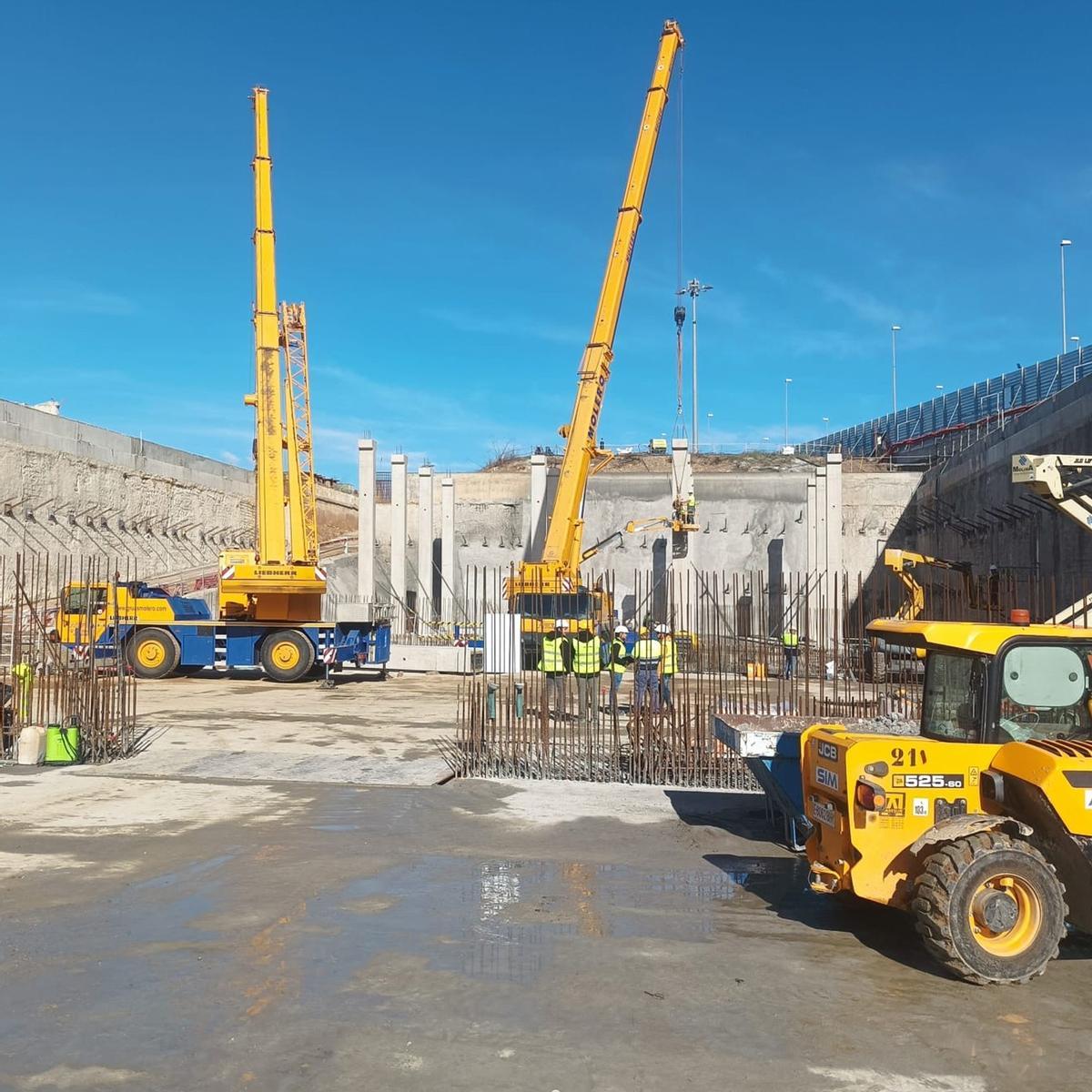 Maquinaria pesada en la obra de construcción del tanque de tormentas de Córdoba.
