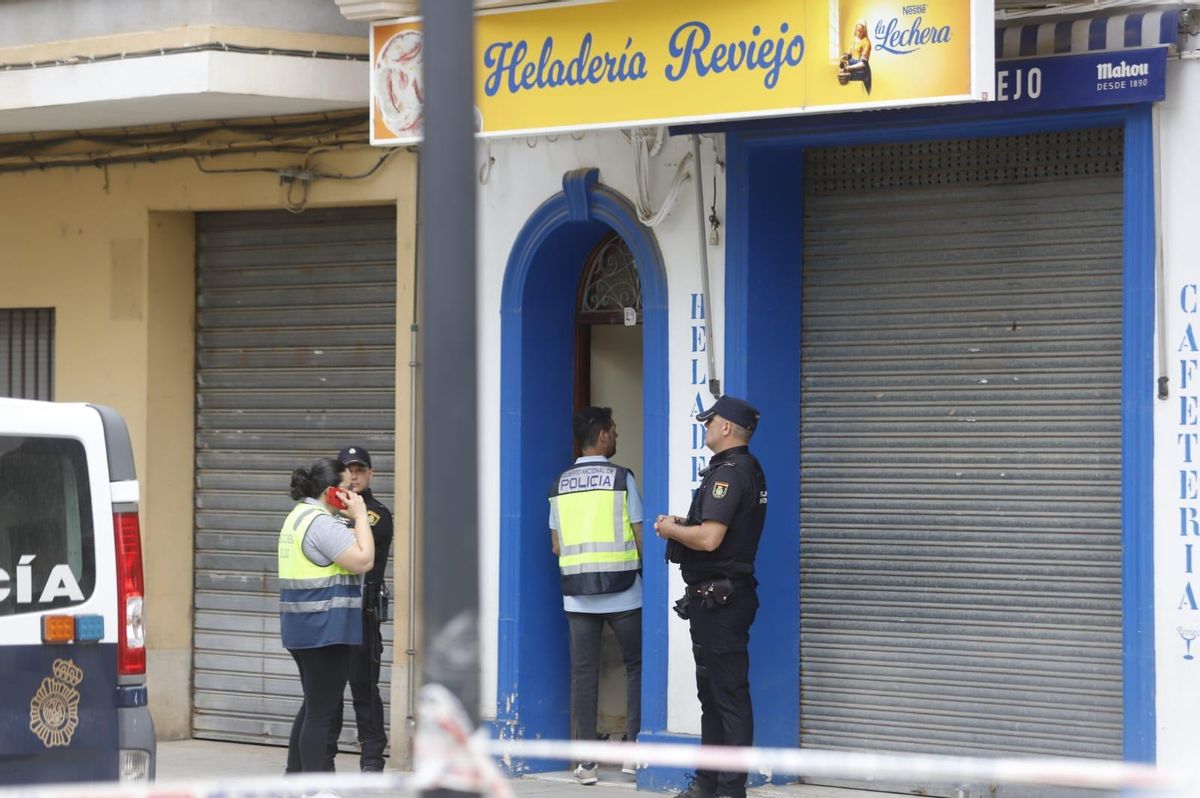 La Policía Nacional en el lugar del doble crimen de Algemesí