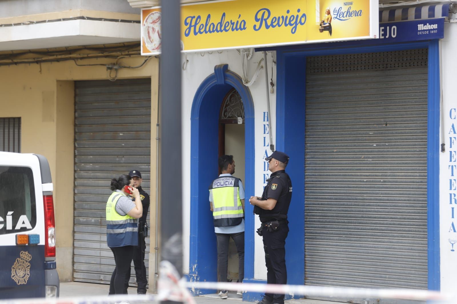 La Policía Nacional en el lugar del doble crimen de Algemesí