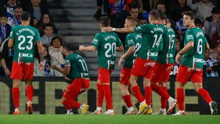 Giuliano Simeone (20) y sus compañeros celebrando el gol de Rioja