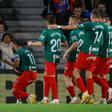 Giuliano Simeone (20) y sus compañeros celebrando el gol de Rioja