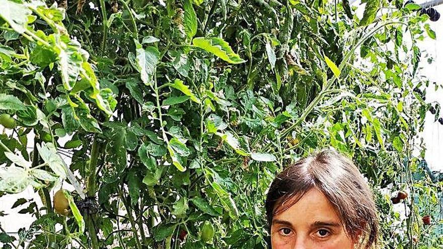 Begoña Pena en Bergondo y plantas de tomate en una galería coruñesa.