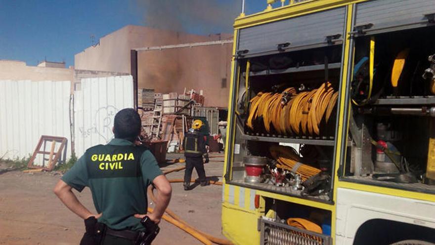 Los bomberos extinguen un incendio en una nave de Casa Pastores