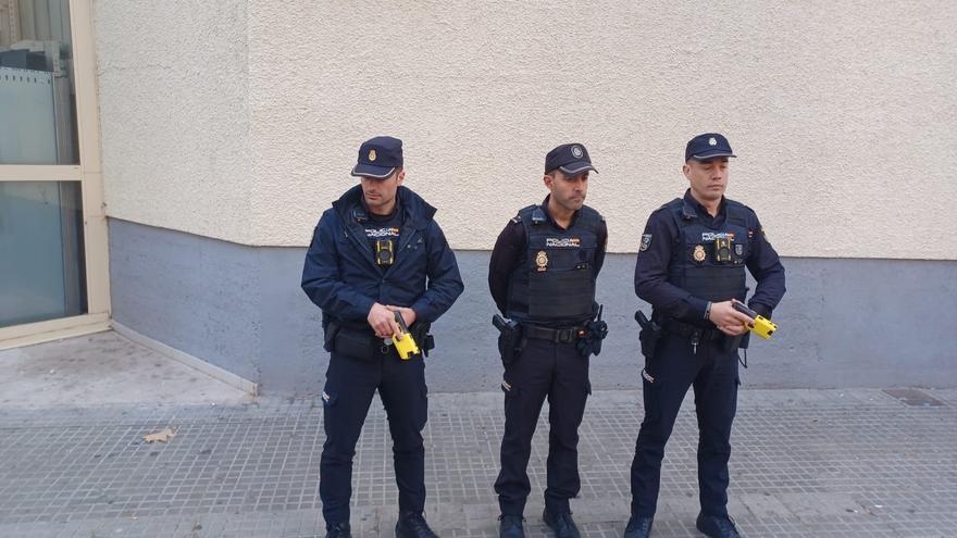 La Policía Nacional pone en marcha seis &#039;pistolas eléctricas&#039; en Ibiza