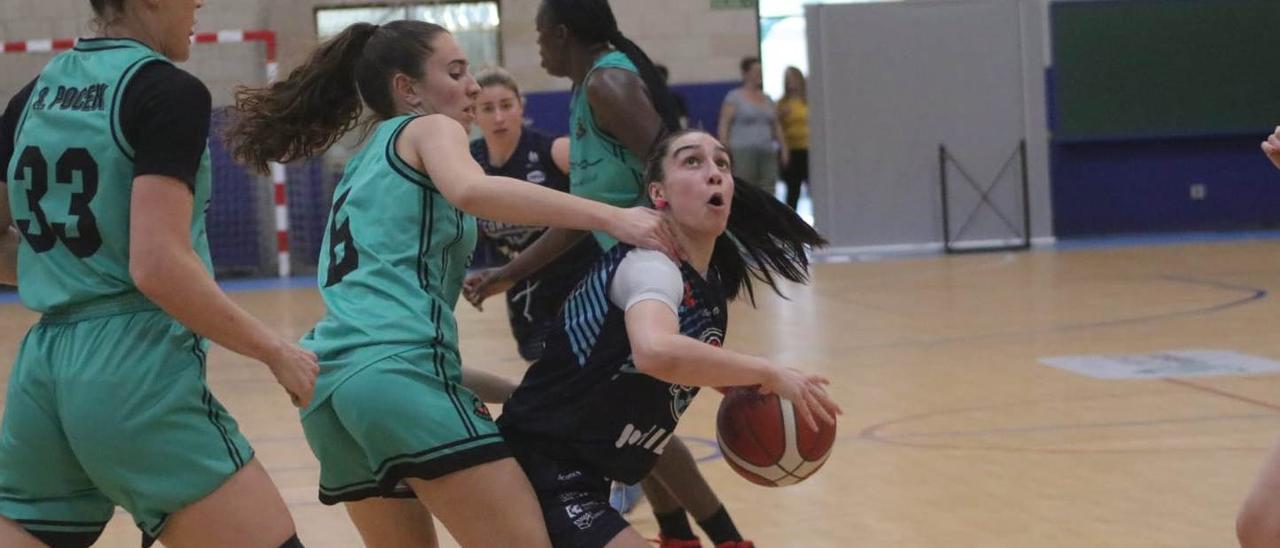 Carlota Menéndez intenta superar a una rival del Estepona.