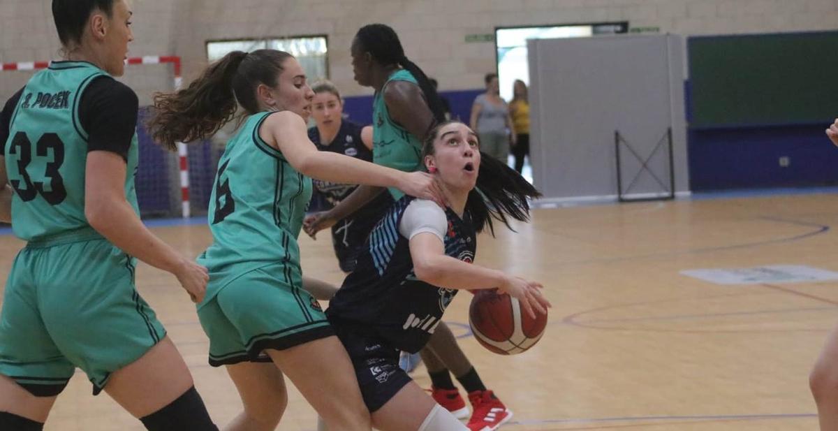 Carlota Menéndez intenta superar a una rival del Estepona.