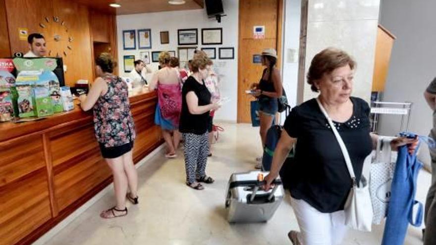 Los hoteles han notado un descenso de visitantes nacionales este verano.