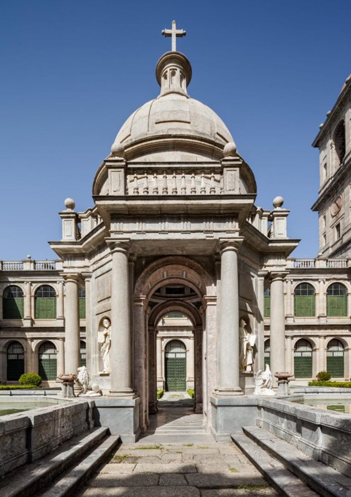 El Patio de los Evangelistas recibe su nombre del templete octogonal que ocupa el centro del jardín y que presenta en cuatro de sus caras las estatuas de los Evangelistas en compañía de sus animales simbólicos
