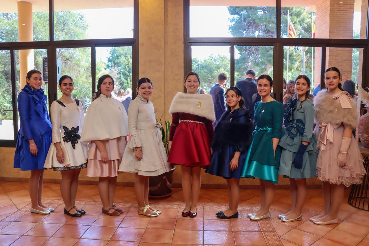 La fallera mayor infantil con su corte.