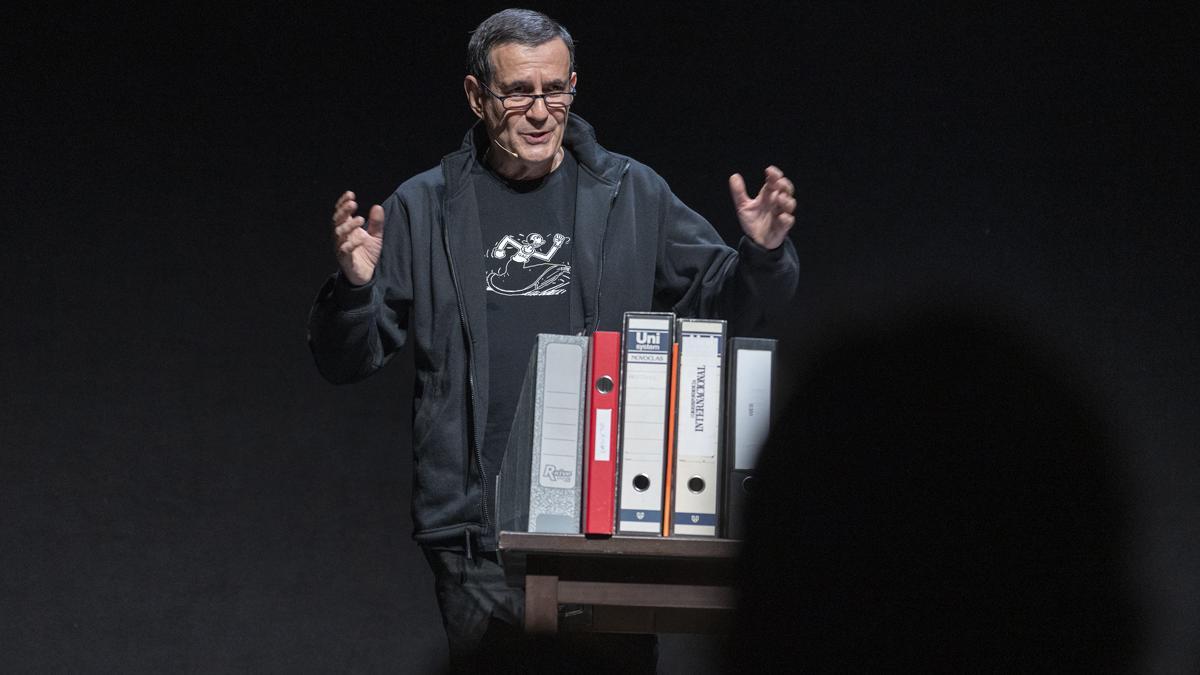 Eduard Márquez presenta su nuevo libro en el Teatre Romea en un evento de Àfora-Focus