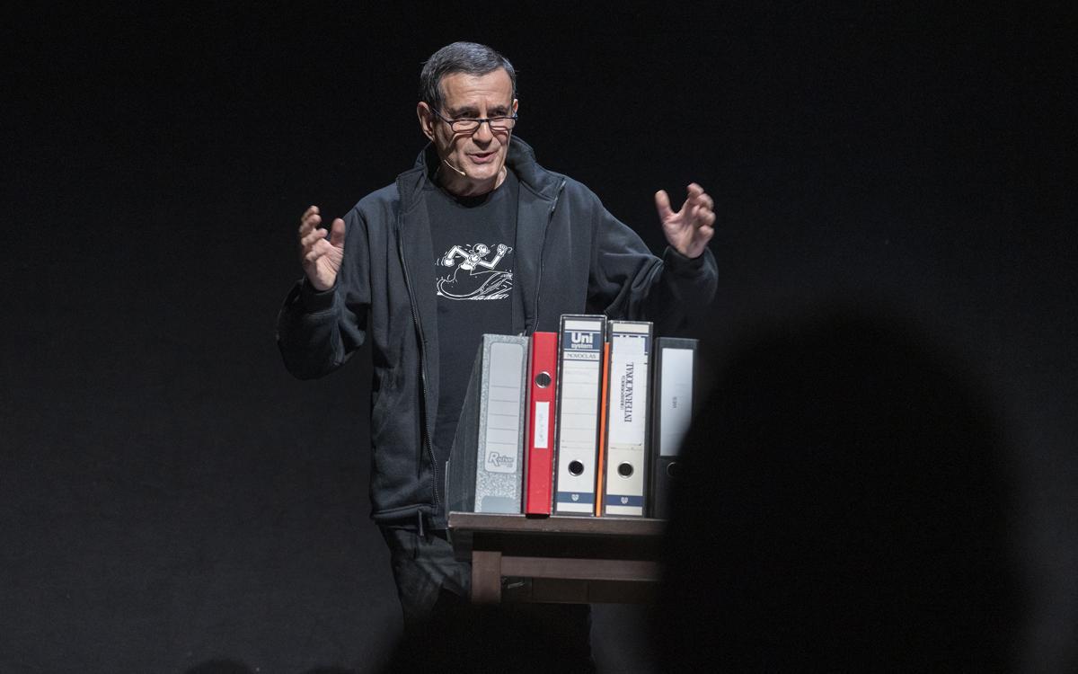 Eduard Márquez, en el Teatre Romea, durante la presentación del enorme reto cretivo que ha supuesto su última novela ’1969’. Eduard Márquez, en el Teatre Romea, durante la presentación del enorme reto cretivo que ha supuesto su última novela ’1969’.