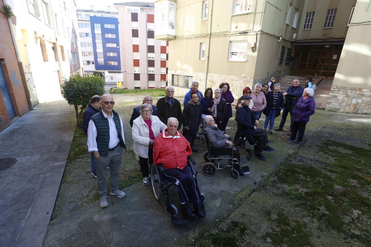 Los vecinos afectados por el mal estado del acceso a sus edificios en la avenida de la Constitución.