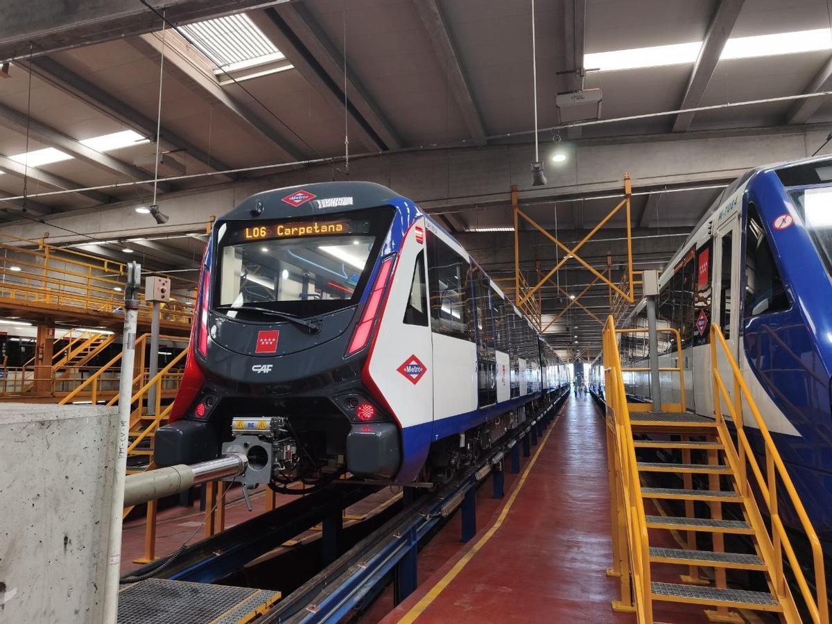 Uno de klos nuevos modelos de trenes automáticos estacionado en las cocheras de la L10.