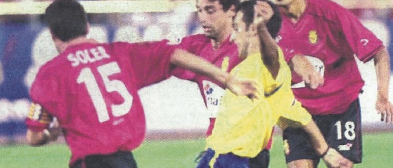 Pablo Lago en el momento del disparo que supuso el primer tanto de la UD Deportiva en Mallorca, ante la mirada de Soler, Marcos –18– y Fernando Niño.